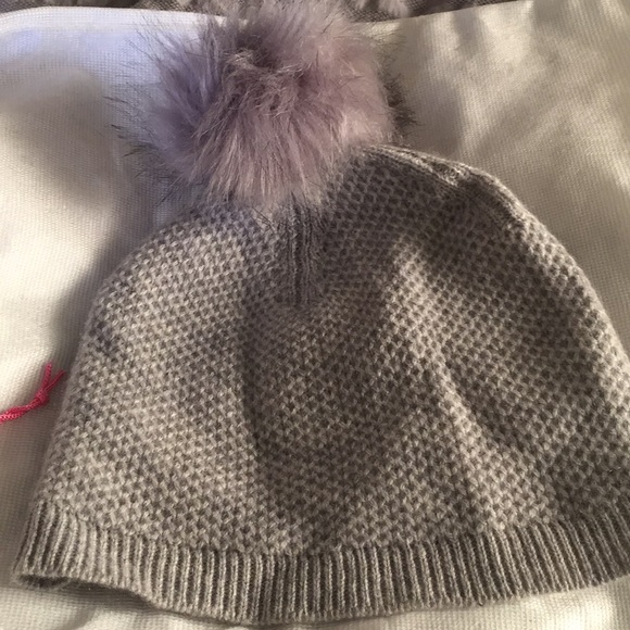 💯 Cashmere Pom Pom Winter Hat Never Used - Picture 1 of 6